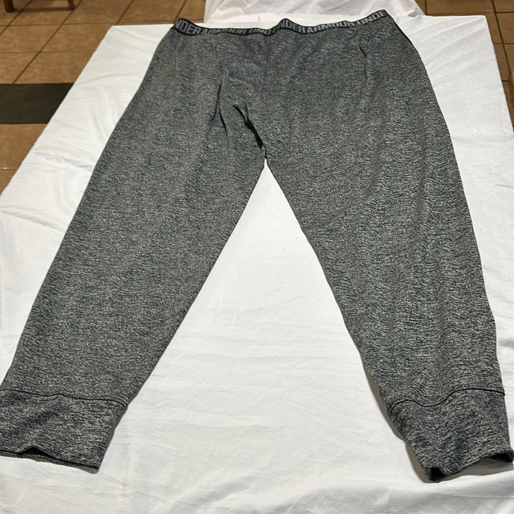 Under Armour  Size XLarge  Gray and  Black pants with pockets  HeatGear - Picture 5 of 5
